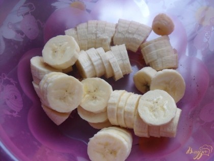 Бананы нарезаем кружочками