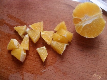 Апельсин нарезаем кусочками