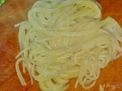 Спагетти отварить и дать остыть.