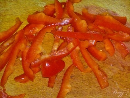 Болгарский перец помыть, удалить семена и нарезать соломкой.