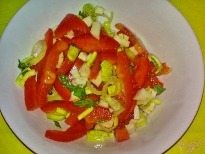 Готово! Смешайте овощи с зеленью. Добавьте соль, перец и тмин. Заправьте маслом.