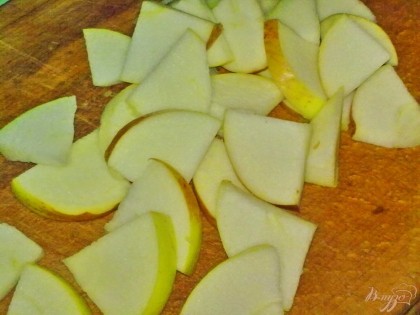 Яблоко помыть, удалить сердцевину и нарезать большими ломтями.
