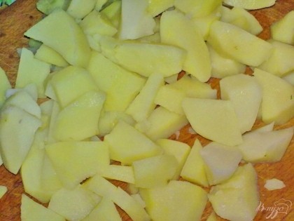 Картофель очистить, помыть, отварить. Дать остыть и нарезать крупно.