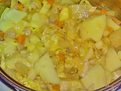 Добавьте картофель к овощам, посолите и поперчите. Добавьте соевый соус и тушите до готовности.
