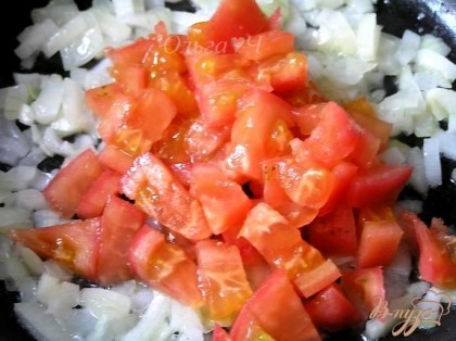 Поставить вариться рис. На растительном масле обжарить нарезанный лук и чеснок, сразу присолить. Добавить рубленные помидоры, готовить помешивая 2-3 минуты.