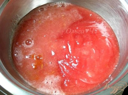 Пряности залить томатным и лимонным соками.