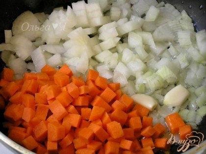 Рис поставить вариться. На растительном масле обжарить лук, морковь и чеснок, разрезанный вдоль пополам.