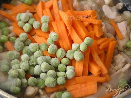Затем добавить зеленый горошек (можно не размораживая) и морковь, нарезанную соломкой. Жарить 3-5 минут, периодически помешивая.