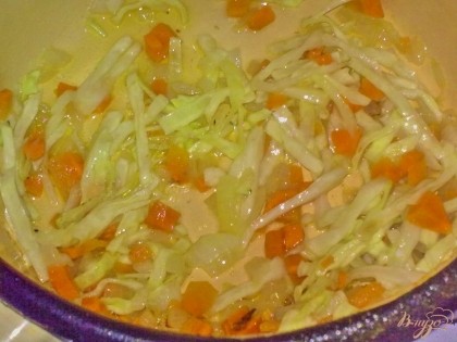 Капусту нашинкуйте мелко.Морковь очистите, помойте и нарежьте кубиками.Лук очистите, помойте и нарежьте мелко.Разогрейте масло и обжарьте на нем капусту, морковь и лук.