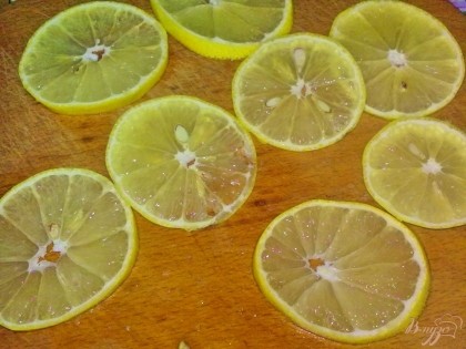 Лимон помойте и нарежьте кольцами, но не толстыми.