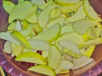 У яблок удалить сердцевину и нарезать дольками. Если хотите, можно снять кожуру.