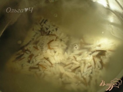 Для этого блюда я использовала смесь дикого и пропаренного риса. Вскипятить воду для риса, отварить до готовности.