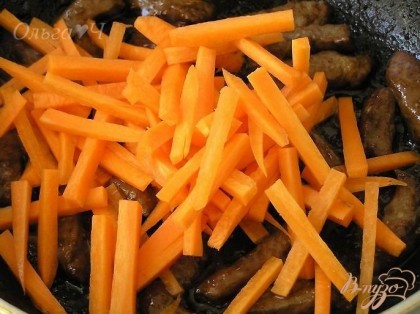 Добавить морковь, продолжая обжаривать.