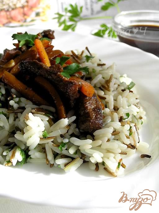 Готово! Рис разложить по тарелкам, сверху добавить телятину с морковью. Украсить петрушкой и подавать. Приятного аппетита! :)