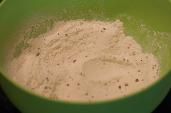 Муку с разрыхлителем просеять в миску, добавить сахар и кофе, перемешать.      