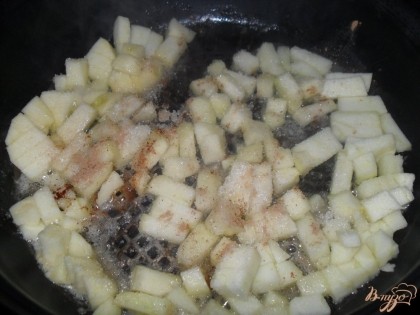 На сковороде растопить сливочное масло. выложить в нее яблоки, добавить сахар и корицу.