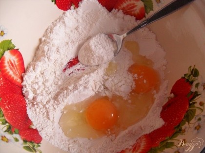 В муку добавляем сахар, соль и яйца