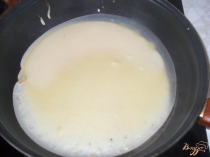 Жарим блины на разогретой сковороде, для первого блина слегка смазываем ее растительным или сливочным маслом. Жарим до золотистого цвета с обеих сторон