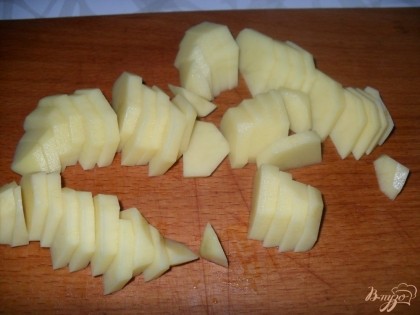 Картофель очистить, нарезать тонкими полукольцами