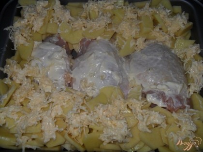 Сыром посыпаем картофель, а курицу немного смазать майонезом