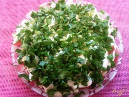 Зелень мелко нарубим и посыплем салат.Приправим перцем,солью,сбрызнем лимонным соком.