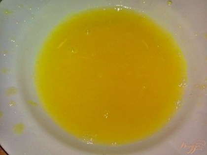 Апельсин помыть, очистить и выжать сок.