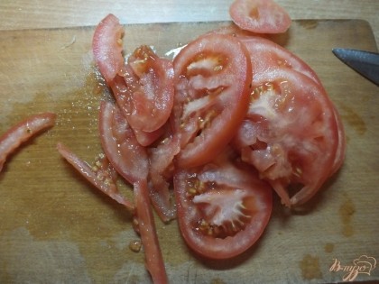 Тонкими дольками режем помидоры.