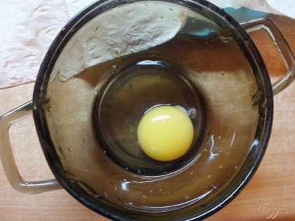 Яйцо взбиваем с соком ананаса. Получаем соус для смазывания лаваша.