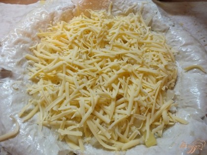 Натираем сыр на крупной или мелкой терке - значения не имеет, ровным слоем покрывая фрукт.
