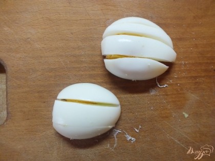 Яйца варим в крутую, режем дольками острым ножом (чтобы желток не рассыпался).