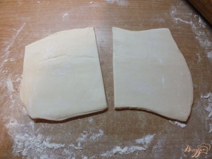 Раскатываем тесто в лист (0.3-0.5 см толщиной), нарезаем квадратами.