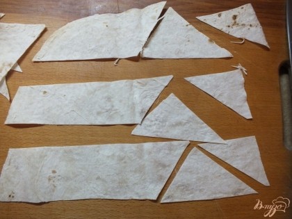 Нарезаем полосками шириной в 5-10 см, потом треугольниками каждую полоску.