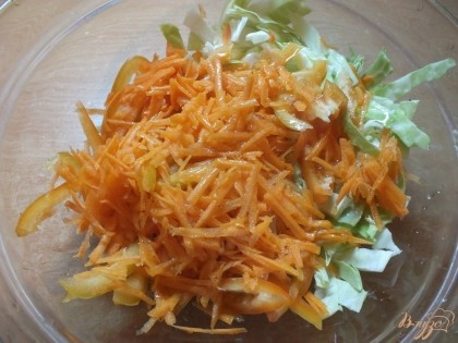 На крупной терке натираем очищенную и вымытую морковку. Смешиваем все в салатнике.