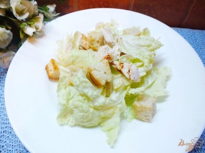 Готово! Подавайте салат свежим, чтобы сухарики не размякли. Приятного аппетита!=)