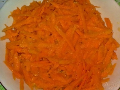 Морковь очистить, помыть и натереть на крупной терке. Половину моркови выложить на дно салатника, сбрызнуть уксусом и полить маслом.