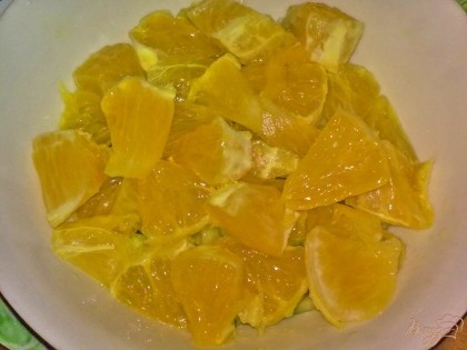 Апельсин помыть, очистить и нарезать ломтиками.Выложить на огурцы.