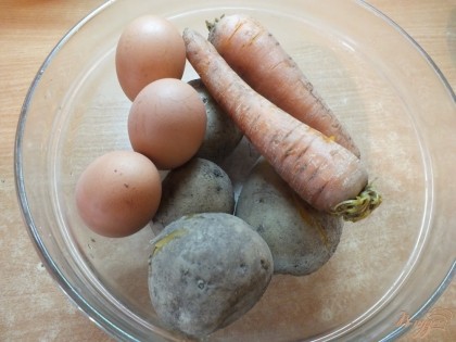Картофель, яйца, морковь моем, варим до готовности.