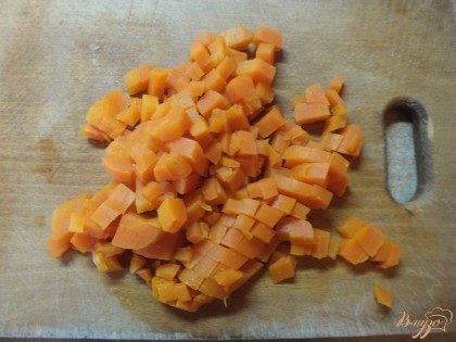 Не крупными кубиками нарезаем морковь.
