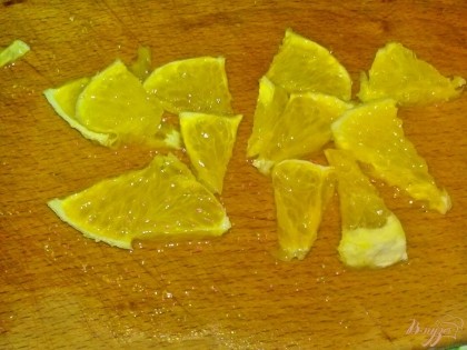 Апельсин помыть, очистить и нарезать ломтиками.