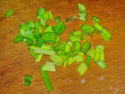 Лук зеленый помыть и мелко нарезать.