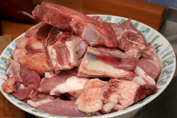 Мясо нарезать крупными кусочками, примерно 3x4 см.