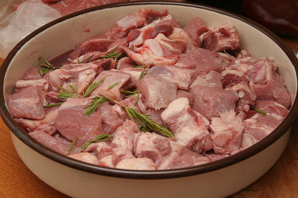 Замочить мясо в белом вине и розмарине, промариновать его в течении 1 часа.