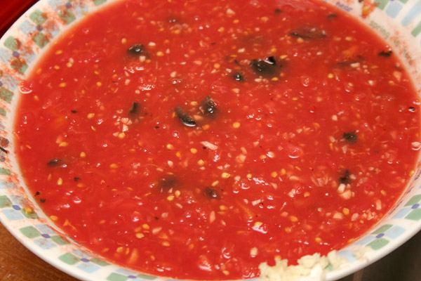 В помидоры раздавить чеснок, мелко нарезать базилик, добавить маслины без косточек разрезанные пополам и тимьян.