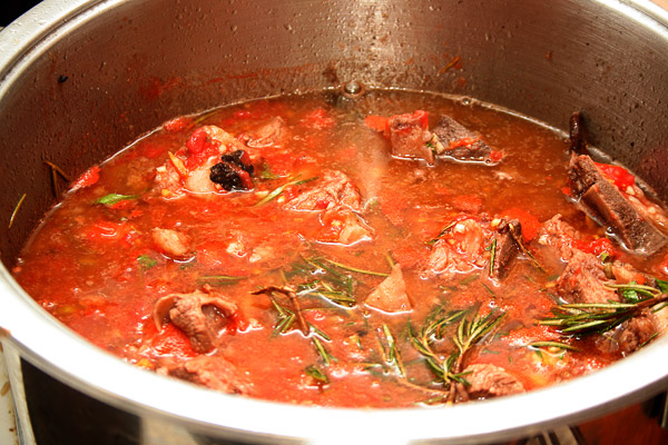 Влить соус в мясо, посолить по вкусу и тушить около 30−40 минут, до готовности.