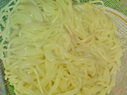 Спагетти отварить и переложить в сито.