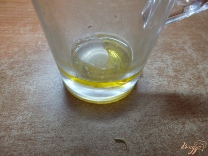 Смешиваем лимонный сок с оливковым масло и хорошо перебалтываем.