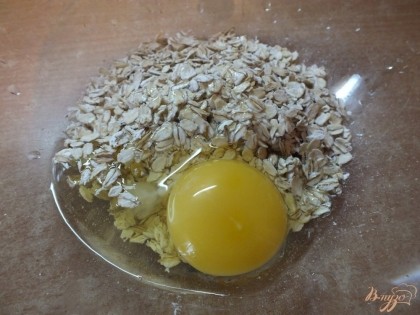 Добавляем яйцо, корицу, муку и сахар, разрыхлитель.