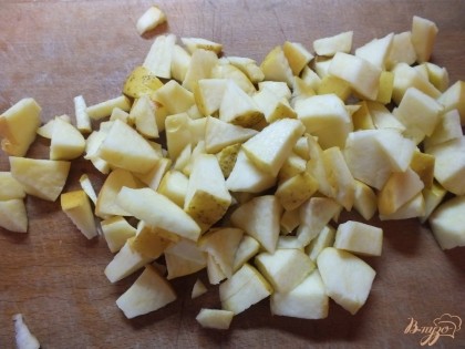 Нарезаем яблоки кубиками.