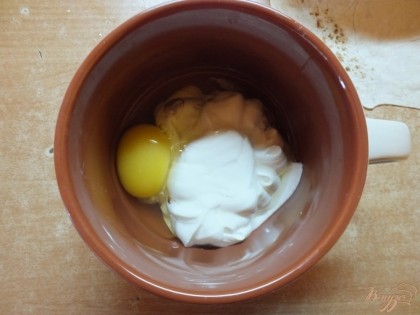 Взбиваем сметану с яйцом понемногу добавляя кефир для жидкости.