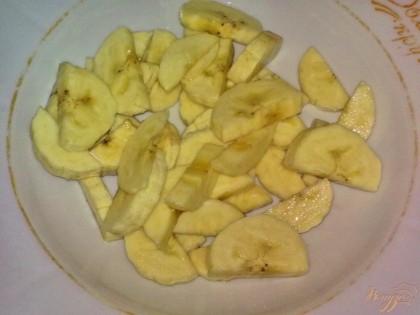 Банан очистить и нарезать дольками.